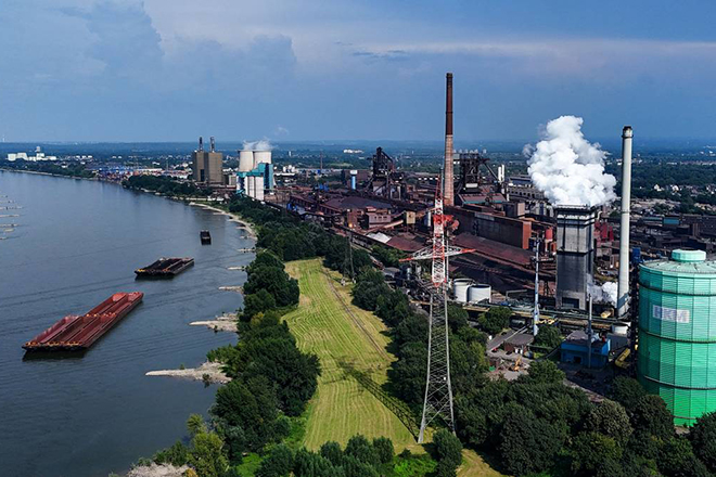 Staalindustrie langs de Rijn bij Duisburg. © AFP